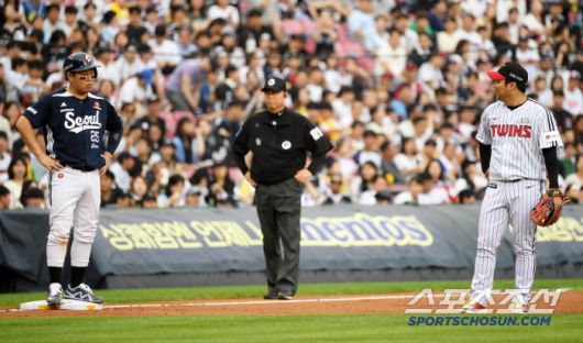 웃음을 참기 위해 거리를 둔 LG 문보경이 두산 양의지 연이은 장난에 결국 웃음을 터뜨리고 말았다. 잠실=박재만 기자 pjm@sportschosun.com