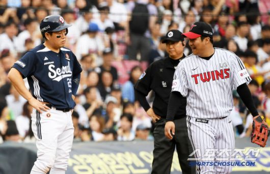 문보경이 참고 있던 웃음을 터뜨리자 만족스러워하는 양의지.