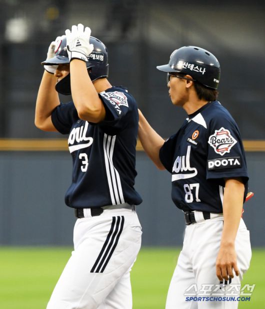 21일 잠실구장에서 열린 LG 트윈스와 두산 베어스의 경기. 6회초 1사 2,3루 두산 임종성이 적시타를 날린 뒤 환호하고 있다. 잠실=박재만 기자 pjm@sportschosun.com/2025.06.21/