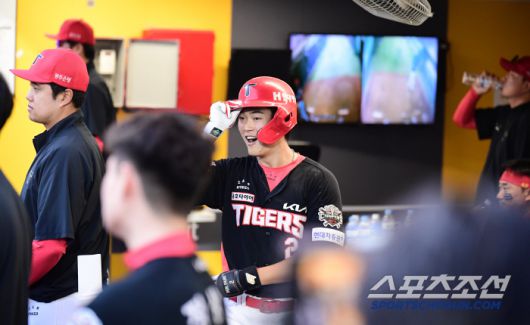 동료들 외면에 쑥스럽게 미소 짓고 있는 박민.