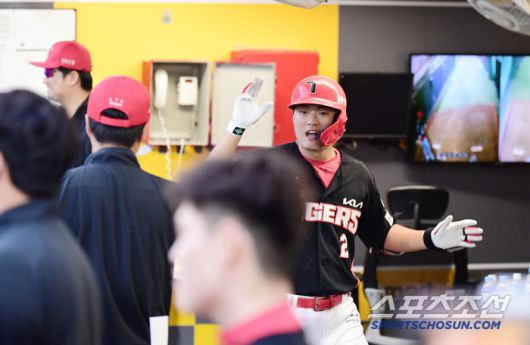 8회초 KIA 박민이 SSG 박기호를 상대로 솔로홈런을 날렸다. 득점한 박민.