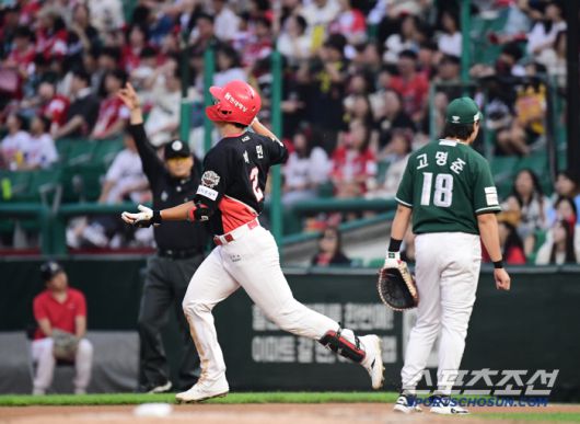 KIA 박민의 데뷔 첫 홈런. 그라운드를 돌고 있는 박민.
