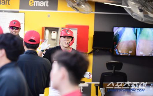 박민 외면하는 더그아웃 동료들.