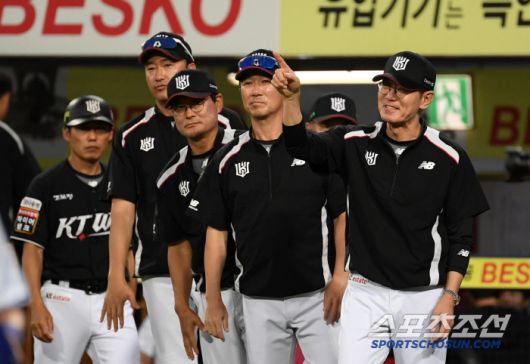 14일 대구 라이온즈파크에서 열린 삼성 라이온즈와 KT 위즈의 경기. 승리한 KT 이강철 감독이 기뻐하고 있다. 대구=박재만 기자 pjm@sportschosun.com/2025.06.14/