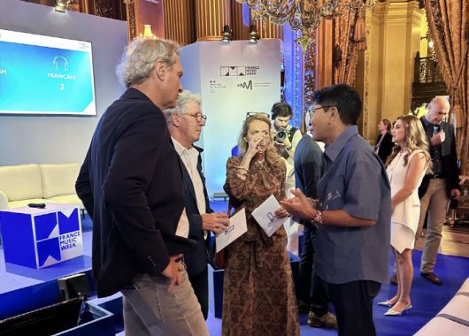 써밋 참석자들과 이야기를 나누는 이수만 A2O엔터테인먼트 키 프로듀서 겸 비저너리 리더(오른쪽). 사진=A2O Entertainment