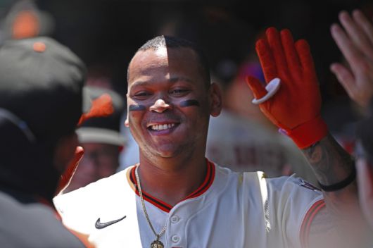 San Francisco Giants' Rafael Devers (16) is greeted in the dugout after hitting a two-run home run in the fourth inning  of a baseball game against the Boston Red Sox, Saturday, June 21, 2025, in San Francisco. (Jose Carlos Fajardo/San Francisco Chronicle via AP) MANDATORY CREDIT: PHOTOGRAPHER AND SAN FRANCISCO CHRONICLE; SAN JOSE MERCURY NEWS OUT; EAST BAY TIMES OUT; MARIN INDEPENDENT JOURNAL OUT; SAN FRANCISCO EXAMINER OUT        <저작권자(c) 연합뉴스, 무단 전재-재배포, AI 학습 및 활용 금지>