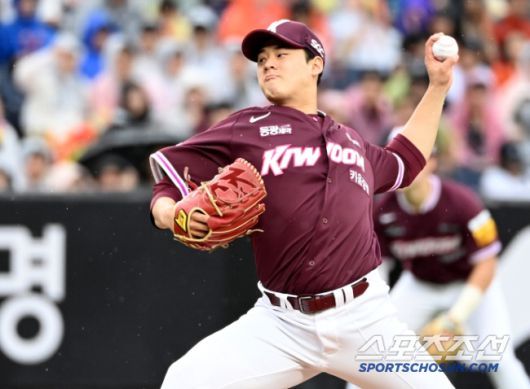 12일 대전 한화생명볼파크에서 열린 키움과 한화의 경기, 키움 선발투수 정현우가 역투하고 있다. 대전=허상욱 기자wook@sportschosun.com/2025.04.12/
