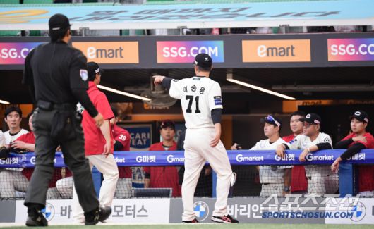22일 인천 SSG랜더스필드에서 열린 SSG와 KIA의 경기. 에레디아 퇴장을 지시하는 SSG 이숭용 감독. 인천=송정헌 기자songs@sportschosun.com/2025.06.22/