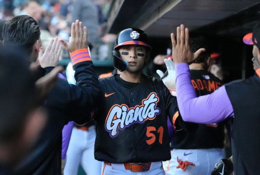 SAN FRANCISCO, CALIFORNIA - JUNE 17: Jung Hoo Lee #51 of the San Francisco Giants is congratulated by teammates after he scored against the Cleveland Guardians in the bottom of the first inning at Oracle Park on June 17, 2025 in San Francisco, California.   Thearon W. Henderson/Getty Images/AFP (Photo by Thearon W. Henderson / GETTY IMAGES NORTH AMERICA / Getty Images via AFP)        <저작권자(c) 연합뉴스, 무단 전재-재배포, AI 학습 및 활용 금지>