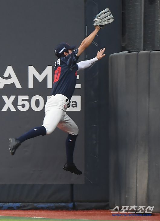 12일 수원 KT위즈파크에서 열린 롯데-KT전. 1회말 1사 1루 허경민의 파울타구를 우익수 김동혁이 점프해 잡아내고 있다. 수원=정재근 기자 cjg@sportschosun.com/2025.6.12/