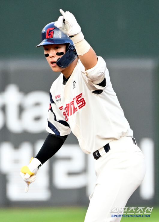 19일 부산 사직야구장에서 열린 한화와 롯데의 경기, 2회말 롯데 한태양이 2루타를 치고 기뻐하고 있다. 부산=허상욱 기자wook@sportschosun.com/2025.06.19/