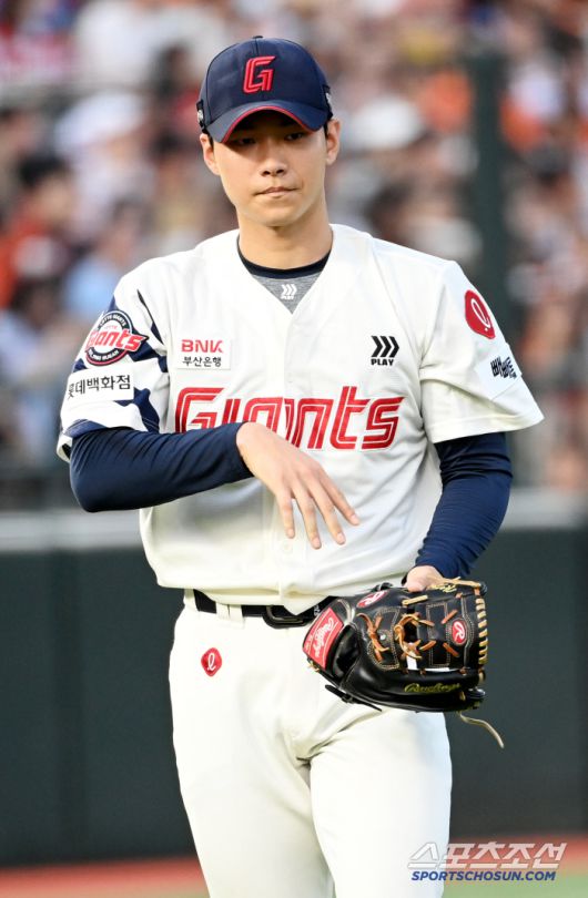 18일 부산 사직야구장에서 열린 한화와 롯데의 경기, 3회초 투구를 마친 롯데 홍민기가 더그아웃으로 향하고 있다. 부산=허상욱 기자wook@sportschosun.com/2025.06.18/