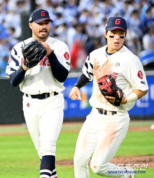 20일 부산 사직야구장에서 열린 삼성과 롯데의 경기, 3회초 롯데 감보아가 삼성 김성윤의 땅볼 타구를 호수비로 처리한 2루수 한태양의 수비에 박수를 보냍고 있다. 부산=허상욱 기자wook@sportschosun.com/2025.06.20/