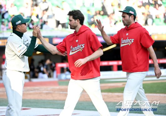 20일 인천SSG랜더스필드에서 열린 SSG와 LG의 경기, SSG가 9대3으로 승리하며 6연패에서 탈출했다. 승리의 기쁨을 나누는 앤더슨, 화이트와 이숭용 감독의 모습. 인천=허상욱 기자wook@sportschosun.com/2025.04.20/