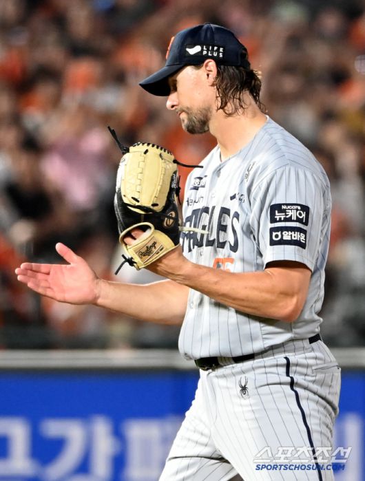 17일 부산 사직야구장에서 열린 한화와 롯데의 경기, 7회말 2사 1루 와이스가 김민성을 삼진으로 잡아내 이닝을 마친 후 기뻐하고 있다. 부산=허상욱 기자wook@sportschosun.com/2025.06.17/