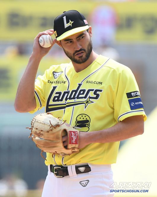 11일 인천 SSG랜더스필드에서 열린 KIA-SSG전. 선발투수 화이트가 피치컴을 점검하고 있다. 인천=정재근 기자 cjg@sportschosun.com/2025.5.11/