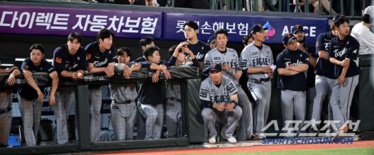 19일 부산 사직야구장에서 열린 한화와 롯데의 경기, 한화 선수들이 9회초 3대4로 뒤진 경기를 지켜보고 있다. 부산=허상욱 기자wook@sportschosun.com/2025.06.19/