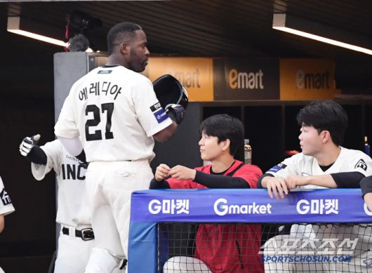 22일 인천 SSG랜더스필드에서 열린 SSG와 KIA의 경기. 7회말 퇴장 당하고 있는 SSG 에레디아. 인천=송정헌 기자songs@sportschosun.com/2025.06.22/