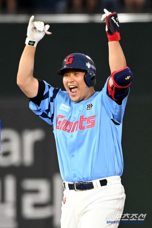 22일 부산 사직야구장에서 열린 삼성과 롯데의 경기, 7회말 2사 3루 롯데 유강남이 1타점 2루타를 치고 환호하고 있다. 부산=허상욱 기자wook@sportschosun.com/2025.06.22/