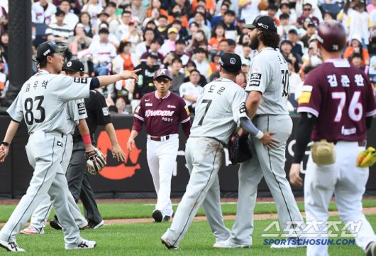 22일 대전 한화생명볼파크에서 열린 키움-한화전. 3회초 2사 1루 폰세와 임지열이 신경전을 벌이자 벤치클리어링이 발생하고 있다. 대전=정재근 기자 cjg@sportschosun.com/2025.6.22/