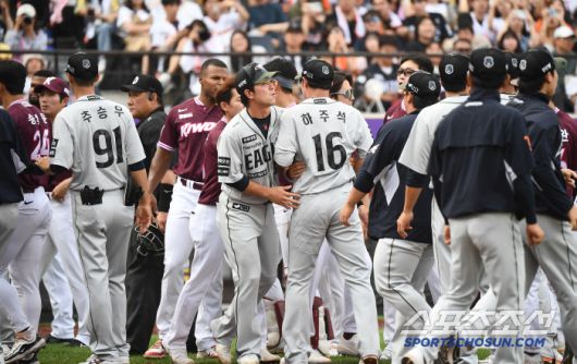 22일 대전 한화생명볼파크에서 열린 키움-한화전. 3회초 2사 1루 폰세와 임지열이 신경전을 벌이자 벤치클리어링이 발생하고 있다. 대전=정재근 기자 cjg@sportschosun.com/2025.6.22/