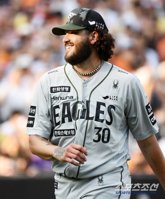 22일 대전 한화생명볼파크에서 열린 키움-한화전. 3회초 폰세와 임지열의 신경전, 그리고 벤치클리어링이 벌어졌다. 폰세가 임지열을 삼진아웃 시킨 후 웃고 있다. 대전=정재근 기자 cjg@sportschosun.com/2025.6.22/