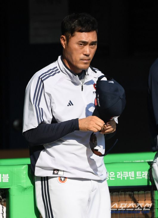 22일 잠실구장에서 열린 LG 트윈스와 두산 베어스의 경기. 조성환 감독대행이 생각에 잠겨 있다. 잠실=박재만 기자 pjm@sportschosun.com/2025.06.22/