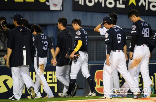 22일 잠실구장에서 열린 LG 트윈스와 두산 베어스의 경기. 패한 두산 선수들이 아쉬워하고 있다. 잠실=박재만 기자 pjm@sportschosun.com/2025.06.22/