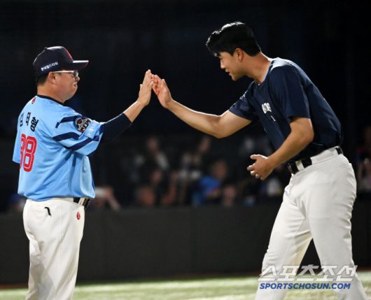 22일 부산 사직야구장에서 열린 삼성과 롯데의 경기, 롯데가 9대6으로 승리했다. 승리의 기쁨을 나누는 윤성빈과 김태형 감독의 모습.  부산=허상욱 기자wook@sportschosun.com/2025.06.22/