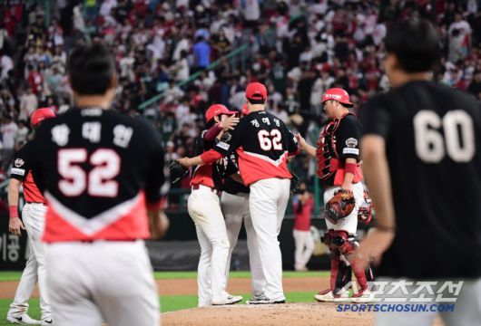 22일 인천 SSG랜더스필드에서 열린 SSG와 KIA의 경기. KIA가 SSG에 승리했다. 경기 종료 후 승리의 기쁨을 나누고 있는 KIA 선수들. 인천=송정헌 기자songs@sportschosun.com/2025.06.22/