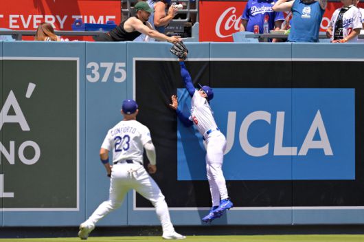 다저스 중견수 김혜성이 3회초 워싱턴 나다니엘 로의 우중간 홈런 타구를 잡으려고 점프해 글러브를 내밀고 있다. 이 타구는 펜스 위에서 김혜성의 글러브와 한 남성팬의 손을 맞고 안으로 떨어졌다. AFP연합뉴스