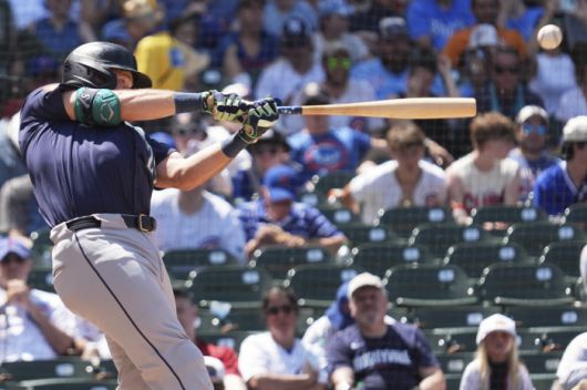 시애틀 매리너스 칼 롤리가 23일(한국시각) 리글리필드에서 열린 시카고 컵스전에서 5회초 우전안타를 날리고 있다. AP연합뉴스