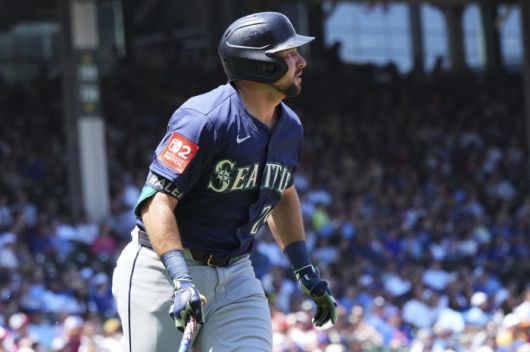 칼 롤리가 1회초 중월 홈런을 날린 뒤 타구를 바라보며 나가고 있다. AP연합뉴스