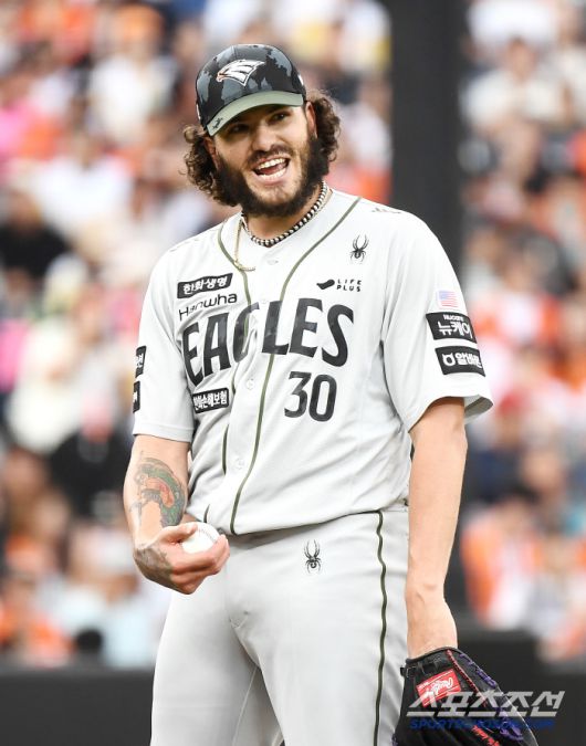 22일 대전 한화생명볼파크에서 열린 키움-한화전. 6회초 2사 1루 최주환이 폰세를 상대로 안타를 쳤다. 폰세가 마운드를 내려오며 최주환을 바라보고 있다. 대전=정재근 기자 cjg@sportschosun.com/2025.6.22/