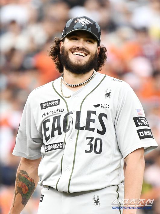 '내가 졌다'는 듯이 폰세가 웃고 있다.