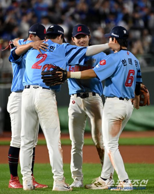 22일 부산 사직야구장에서 열린 삼성과 롯데의 경기, 롯데가 9대6으로 승리했다. 승리의 기쁨을 나누는 롯데 선수들의 모습.  부산=허상욱 기자wook@sportschosun.com/2025.06.22/