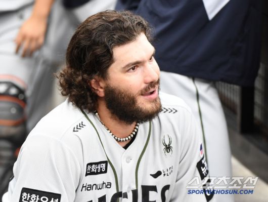 22일 대전 한화생명볼파크에서 열린 키움-한화전. 6회초 2사 1루 최주환이 폰세를 상대로 안타를 쳤다. 폰세가 마운드를 내려와 최주환과 대화를 나누고 있다. 대전=정재근 기자 cjg@sportschosun.com/2025.6.22/