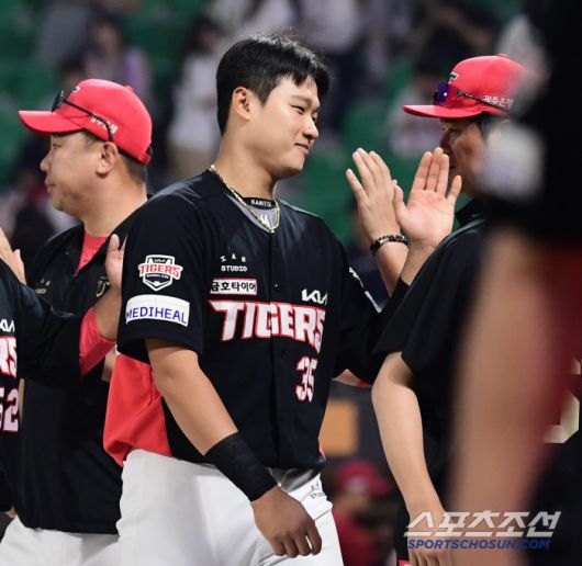 22일 인천 SSG랜더스필드에서 열린 SSG와 KIA의 경기. KIA가 SSG에 승리했다. 경기 종료 후 하이파이브를 나누고 있는 KIA 김석환. 인천=송정헌 기자songs@sportschosun.com/2025.06.22/