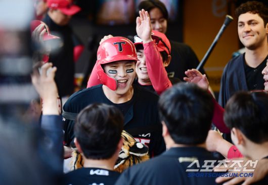 22일 인천 SSG랜더스필드에서 열린 SSG와 KIA의 경기. 7회초 KIA 오선우가 솔로홈런을 날렸다. 동료들의 축하를 받고 있는 오선우. 인천=송정헌 기자songs@sportschosun.com/2025.06.22/