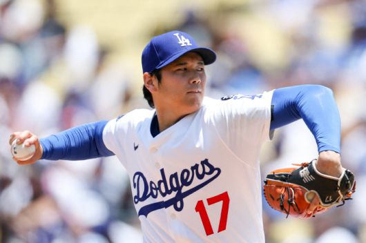 Jun 22, 2025; Los Angeles, California, USA; Los Angeles Dodgers two?way player Shohei Ohtani (17) pitches the ball during the second inning against Washington Nationals at Dodger Stadium. Mandatory Credit: Kiyoshi Mio-Imagn Images        <저작권자(c) 연합뉴스, 무단 전재-재배포, AI 학습 및 활용 금지>