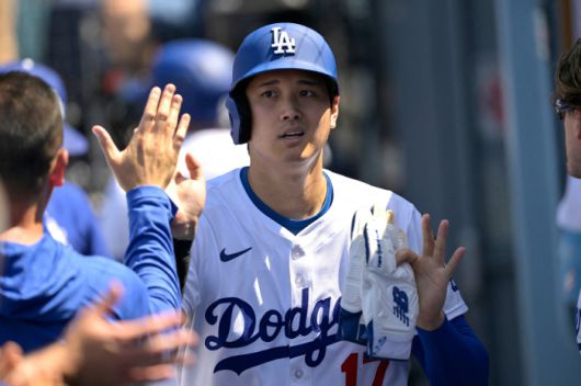 LOS ANGELES, CALIFORNIA - JUNE 22: Shohei Ohtani #17 of the Los Angeles Dodgers is greeted in the dugout after scoring a run in the sixth inning against the Washington Nationals at Dodger Stadium on June 22, 2025 in Los Angeles, California.   Jayne Kamin-Oncea/Getty Images/AFP (Photo by Jayne Kamin-Oncea / GETTY IMAGES NORTH AMERICA / Getty Images via AFP)        <저작권자(c) 연합뉴스, 무단 전재-재배포, AI 학습 및 활용 금지>