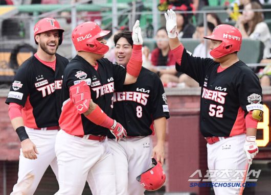 21일 인천 SSG랜더스필드에서 열린 SSG와 KIA의 경기. 5회 SSG 김광현 상대 3점 홈런을 날린 최형우. 인천=송정헌 기자songs@sportschosun.com/2025.06.21/