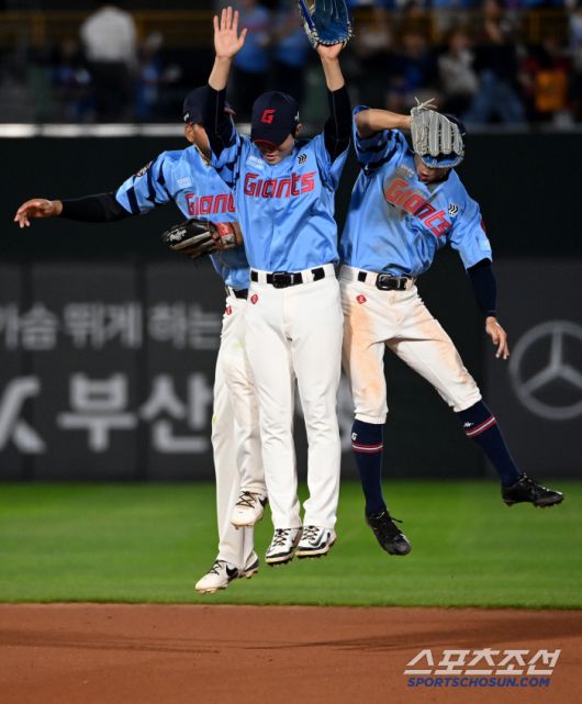 22일 부산 사직야구장에서 열린 삼성과 롯데의 경기, 롯데가 9대6으로 승리했다. 승리의 기쁨을 나누는 레이예스, 한승현, 김동혁의 모습.  부산=허상욱 기자wook@sportschosun.com/2025.06.22/