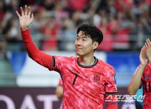 10일 서울월드컵경기장에서 열린 대한민국과 쿠웨이트의 2026년 북중미월드컵 아시아 3차예선 B조 최종전. 대한민국이 4대0 승리를 거둔 후 열린 월드컵 진출 축하행사에서 손흥민이 팬들에게 인사하고 있다. 상암=정재근 기자 cjg@sportschosun.com/2025.6.10/