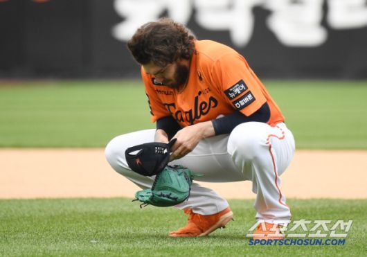 17일 대전 한화생명볼파크에서 열린 SSG-한화전. 8회에도 마운드에 오른 폰세가 17 탈삼진을 달성한 후 돌아가신 어머니 생각에 눈물을 흘리기 시작했다. 폰세가 마음을 진정시키고 있다. 대전=정재근 기자 cjg@sportschosun.com/2025..5.17/