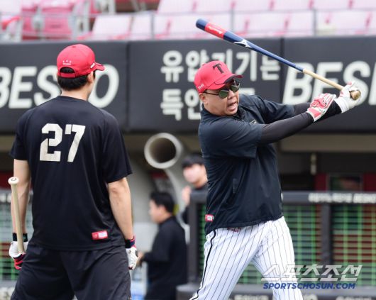 10일 광주 기아챔피언스필드에서 열린 KBO리그 KIA와 삼성의 경기. 김호령에게 타격에 대한 조언을 해주고 있는 이범호 감독. 광주=송정헌 기자songs@sportschosun.com/2025.06.10/