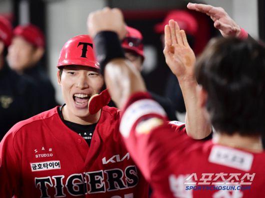 11일 광주 기아챔피언스필드에서 열린 KBO리그 KIA와 삼성의 경기. 6회 2사 만루. KIA 김호령이 2타점 적시타를 날렸다. 이닝 종료 후 동료들의 축하를 받고 있는 김호령. 광주=송정헌 기자songs@sportschosun.com/2025.06.11/