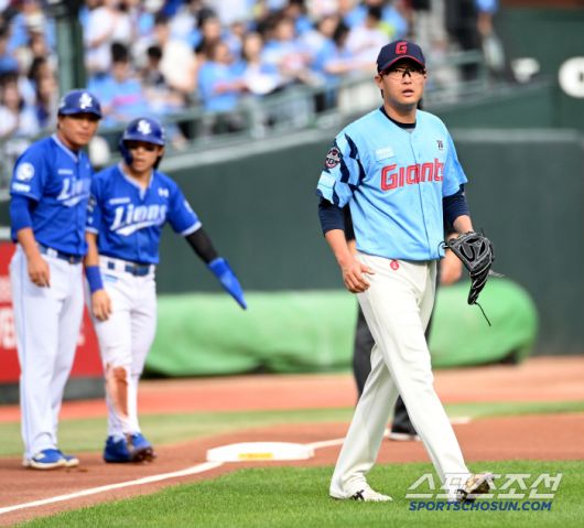 22일 부산 사직야구장에서 열린 삼성과 롯데의 경기, 1회초 롯데 박세웅이 2사 1,3루의 위기를 맞으며 아쉬워하고 있다. 부산=허상욱 기자wook@sportschosun.com/2025.06.22/