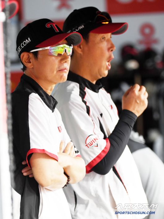 24일 수원KT위즈파크에서 열린 KBO리그 KT 위즈와 LG 트윈스의 경기. LG 염경엽 감독이 경기를 지켜보고 있다. 수원=박재만 기자 pjm@sportschosun.com/2025.06.24/