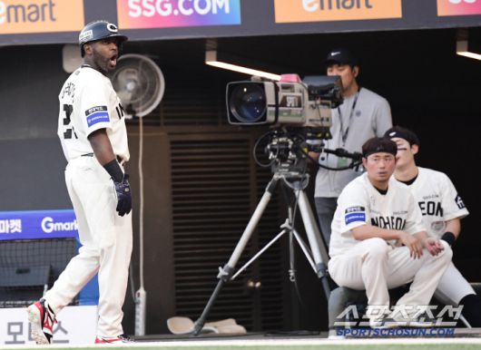 22일 인천 SSG랜더스필드에서 열린 SSG와 KIA의 경기. 7회말 퇴장 당하고 있는 SSG 에레디아. 인천=송정헌 기자songs@sportschosun.com/2025.06.22/